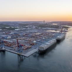 Visionsbild av Skandiahamnen där två fullastade oceangående fartyg ligger vid kaj. Bild: Göteborg hamn