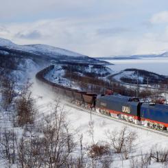 IORE, loken som drar 
 Malmbanan. Man  använder två parkopplade lok som transporterar ut allt järn från Kiruna till Narvik. 
De har en motoreffekt på 2×5400 kW och ger en dragkraft på 2×70 ton.
BILD: KABELLEGER / 
DAVID GUBLER, CC BY 3.0.