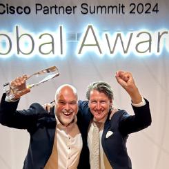Fredrik Sidmar, VD och Patrik Holmqvist, COO på Telia Cygate tar emot pris som IoT partner på Cisco Partner Summit. Foto: Telia Cygate