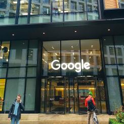 Entrén till byggnaden där Google och dess dotterbolag Deep Mind är belägna på 6 Pancras Square, London. Foto: Wikipedia Common, kredit: Gciriani