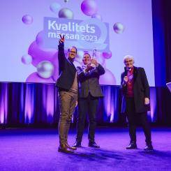 Andreas Hall och Henrik Rosdahl från Helsingborgs stad tar emot GötaPriset 2023 av Antje Jackelén.