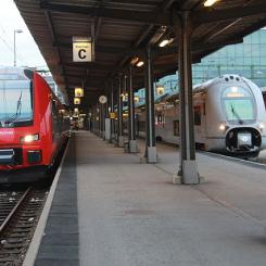 Göteborg C avgående tåg 172 SJ X40 spår 6 och MTR avgång mot Stockholm på spår 5. Foto: Wikimedia Commons