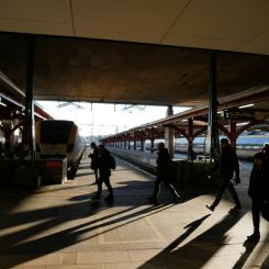 Tåg på Göteborgs centralstation. Tågtrafiken mellan Göteborg och Alingsås stängs i åtta veckor i sommar när Västra stambanan rustas upp. Foto: Carl Malmer/Unsplash.