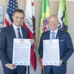 Göteborgs Hamn AB:s VD Elvir Dzanic och Los Angeles VD Gene Seroka lovade att de två hamnarna kommer inleda ett intensifierat samarbete i en mängd frågor. Foto: Port of Los Angeles.