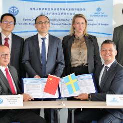 Systerhamnsavtalet undertecknades av Dong Yan Ze, direktör för transportstyrelsen i Shenzhenregionen och Göteborgs Hamn AB:s vd Elvir Dzanic. Bild: Göteborgs Hamn AB.