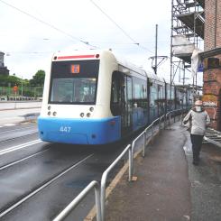 Spårvagn med Skansen Kronan synlig till vänster. Foto: tommao wang /unsplash