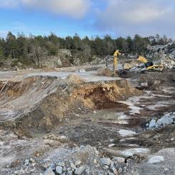 Grävmaskin i skredområdet i öster. Foto: Trafikverket