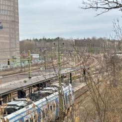 Älvsjö pendeltågsstation mot norr. En ny tunnelbanelinje ska byggas mellan Fridhemsplan och Älvsjö. Foto: Stina Wickenberg