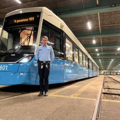En testversion av spårvagnsmodell M34 finns i Rantorgets spårvagnsdepå. För närvarande håller personal från Alstom och Kiepe-Electric att testa vagnen. Instruktören och spårvagnsföraren Rickard Wegman visade vagnen för besökare på Kollektivtrafikmässan Persontrafik 2024. Foto Anders Carlsson /Conventus