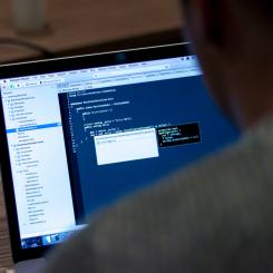 Cyberskurkarna är mästare på social manipulation. De människor och organisationer som är målet för angreppen oftast är helt oförberedda och saknar utbildning om hur de ska bete sig. Det är allt för lätt att manipulera personer till att utföra handlingar eller avslöja konfidentiell information. Bild: Tirza van Dijk.