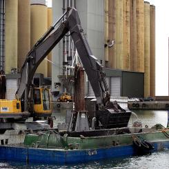 Muddring i Ystads hamnbassäng. Minskad fysisk påverkan är en viktig åtgärd i havsmiljön. Foto: Jonn Leffmann/Wikimedia Commons/https://commons.wikimedia.org/wiki/File:Muddring_-_Ystad-2015.jpg