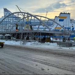 Bågbron är 44 meter lång, 16 meter bred och väger 236 ton. Foto: Härnösands kommun