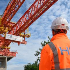 HS2 är den mest betydande järnvägsinvesteringen som någonsin gjorts i norra England och HS2 är också Europas största infrastrukturprojekt. Enbart under den första fasen av HS2, mellan London och West Midlands, kommer man att bygga fyra helt nya stationer – var och en ett megaprojekt som skapar tusentals nya jobb. Bland annat byggs 160 kilometer tunnel för höghastighetståg – konstruerad i fem separata tunneldrev längs rutten London till West Midlands på ett antal olika platser plus
180 kilometer av viadukter och broar. Foto: HS2