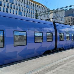 Vy över Pågatåg och nybyggda hus vid Skrivaregatan från Hyllie station, Hyllievång, Malmö. Foto: Jin Zan/Wikimedia