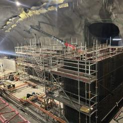 I ena änden av plattformsrummet vid uppgång Dalvägen byggs en teknikbyggnad. Till vänster syns det framtida plattformsrummet där resenärer ska vänta på tåget. Foto: Region Stockholm