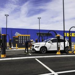 Företaget tillhandahåller marken, medan laddoperatören Recharge äger laddstationerna och ansvarar för installation, underhåll och drift av laddarna. Foto: Ikea
