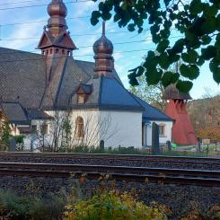 Lerum kyrka med förbipasserande järnvägsspår. Foto: Björn Stahre