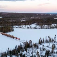 Tåg på bro över Långan. Foto: Inlandsbanan