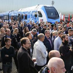 Trängsel vid Innotrans upplaga år 2022. I år kommer AI att spela en stor roll bland utställarna. Foto: Innotrans/ Messe Berlin