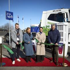 Romina Pourmokhtari klippte band tillsammans med representanter från Skellefteå Kraft, OKQ8 och Volvo Lastvagnar. Fotograf: Pelle Lundberg