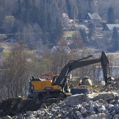 Delar av den ena tryckbanken kommer under sommaren att anläggas genom att stenmaterialet körs ut via järnvägen med tåg. Foto: Svevia