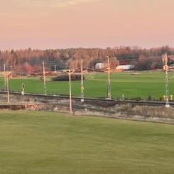 Järnvägsspår som löper genom ett öppet jordbrukslandskap Västra Götaland. Foto: Stina Wickenberg