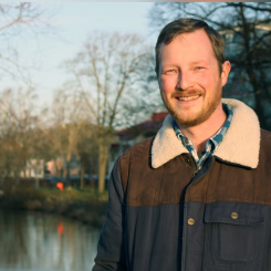 Kommunekolog John Borlid är med i arbetet med att återställa vattendrag runt om i  Kungsbacka kommun. Foto:  Kungsbacka