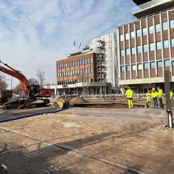 Arbetet med att laga den vattenledning som brustit på Södra Strandgatan i centrala Jönköping. Foto: Jönköpings kommun