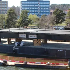 Den nya slussbron ligger på en pråm i södra slussen i Södertälje. Foto: Trafikverket