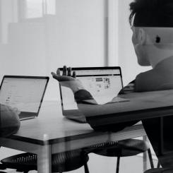 79 procent av domänerna som är registrerade på svenska myndigheter och 87 procent av domänerna som är registrerade på svenska kommuner saknar helt skydd mot domänspoofing. Foto: charlesdeluvio/unsplash