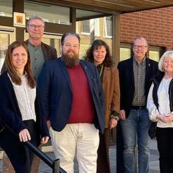 Jill Stor, näringslivschef, Mats Andersson, kommunstyrelsens 1:e vice ordförande, Henrik Harlitz, kommunstyrelsens 2:e vice ordförande, Lena Tegenfeldt, kommundirektör, Benny Augustsson, kommunstyrelsens ordförande och Gunbritt Reteike näringslivsutvecklare gläds åt regeringens besked om utbyggnaden av E45 mellan Vänersborg och Mellerud. Foto: Vänersborgs kommun