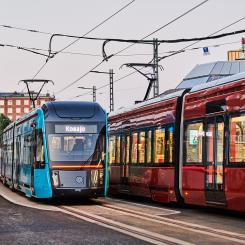 Testspårvagn passerar en i tjänst. Foto: Wille Nyyssönen/Raitiotieallianssi