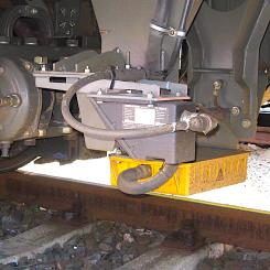 En balisöverföringsmodul för ETCS monterad på undersidan av ett järnvägsfordon. Foto: Wikipedia Common, kredit: Petr Sporer