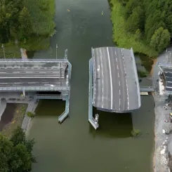 Tappströmsbron är byggd enligt då gällande kravställning och saknar därmed ett nödmanövreringssystem. Foto: Trafikverket.