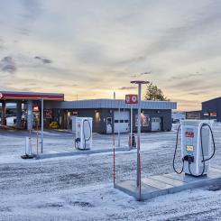 Nu är de ultrasnabba laddarna för tung trafik på Circle K:s station Kiruna Södra invigda. Foto: Circle K