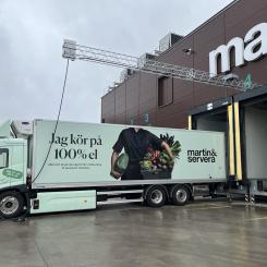 Portladdningen har en lång laddarm som gör det möjligt att ladda fordon även när det är trångt på lossningsplatsen – vilket underlättar och effektiviserar arbetet. Foto: Martin & Servera