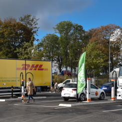 Laddparken är delfinansierad av Naturvårdsverket och byggd i samarbete med Scania, Kempower och Soltech. Foto: Falkenklev Logistik