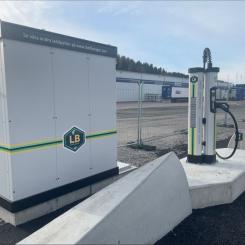 Laddparken i Arvika har två snabbladdare på 400 kW och två depåladdare på 200 kW. Foto: LBC Frakt