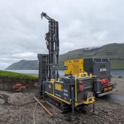 Lesancos borrmaskin Comacchio i arbete. Lesanco ApS  Lesanco ApS, en ledande dansk aktör inom grundläggningsteknik i Skandinavien, var en av de centrala utställarna på InnoTrans 2024. Företaget, som representerar flera internationella tillverkare av kvalitetsmaskiner och utrustning för bygg- och anläggningsarbeten, erbjuder bland annat vibratorslavar, slagborrar, pålningsriggar och borrutrustning.
FOTO: Lesanco