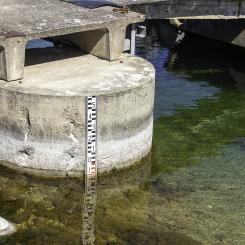 Vattennivåmätare i fiskeläget Lickershamn i Stenkyrka på Gotland, 2025. Foto: Bene Riobó/Wikimedia Commons/https://commons.wikimedia.org/wiki/File:Lickershamn_17.jpg