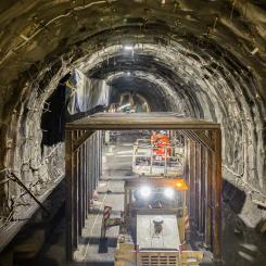 Europeiskt järnvägskunnande: Bygget av Lyon-Turin-tunneln inleddes 2013 och planeras skapa en 65 kilometer lång järnvägsförbindelse mellan Frankrike och Italien, varav 57,5 kilometer går genom Alperna. Projektet kommer att ersätta den historiska Fréjus-tunneln och avsevärt minska godstransporter och koldioxidutsläpp i Alpområdet. Den höghastighetsjärnvägen förväntas vara klar till 2032.