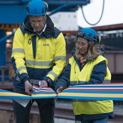 Michael Palo och Marit Waleniussen klipper banden. Foto: LKAB