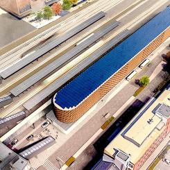 Nya stationstjänster för tågresenärer som avgår från och anländer till Åbo planeras redan till år 2025. Sunborn Group, som är moderbolag till Logomo Oy, planerar en femvånings stationsbyggnad på en tomt vid gatan Ratapihankatu bredvid Logomobron (till vänster i bilden). Samtidigt skulle företagen, besökarna och invånarna i Logomo och det nya utvecklande bangårdsområdet få mycket efterlängtade parkeringsplatser. Planeringsbild: Åbo Stad