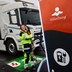 Isabella Sommerhall invigde laddstationen som är placerad nära E18. Foto: Mälarenergi