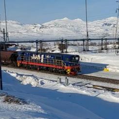 Ett av de testtåg som Trafikverket, tillsammans med LKAB, under onsdagen 6 mars körde på återställningssträckan vid Vassijaure station. Foto: Trafikverket