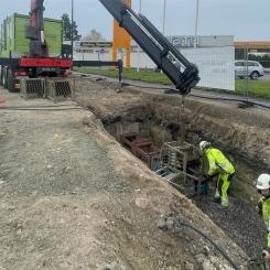 Med flexibla foder bygger man nya rör inuti de gamla och genom rörspräckning bryter man isär den gamla ledningen med en hydraulisk maskin. Foto: Aarsleff