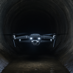 Med drönarteknik kan VA-ledningar granskas samtidigt som både en tredimensionell modell av röret och en exakt geografisk position tas fram. Illustration: AI-genererad bild. Ej ett fotografi.
Upphovsrätt © Conventus– AI-genererat innehåll. Inget av materialet får reproduceras eller användas i andra sammanhang utan skriftligt medgivande.