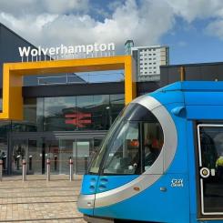 Ombyggnationen av stadens järnvägsstation hindrade ytterligare spårläggning, men nu är allt klart. Foto: Midland Metro Alliance