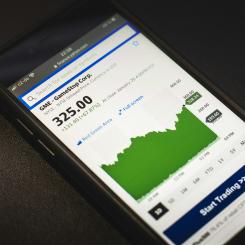 Organisationer ser mobila enheter och IoT-enheter som kritiska, men många rapporterar om säkerhetsincidenter och ökande hot från AI-assisterade cyberattacker. Foto: Michael Förtsch/Unsplash