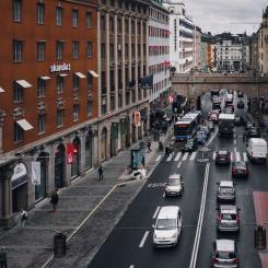 Var tredje person ser negativt på miljözonerna då det kan innebära omvägar, och var fjärde för att butikerna i stadskärnorna kan drabbas negativt. Tio procent oroar sig även över att bilens marknadsvärde minskar. Foto: aleksey sokolenko/unsplash